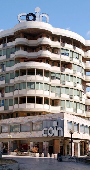 Ruba profumi costosi per oltre mille euro finanziere l’arresta 