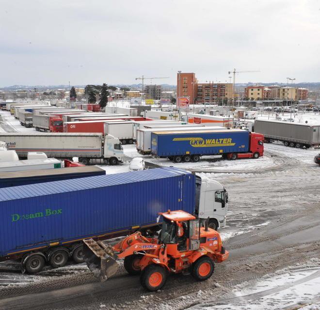 Blocco dei camion A decine fermi lungo la Fi-Pi-Li