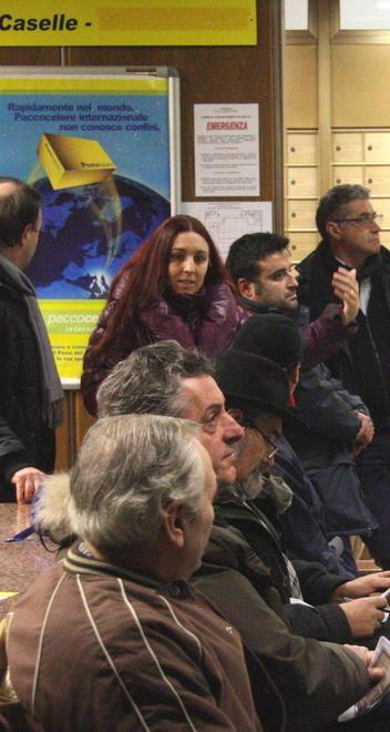 Uffici postali nel caos, utenti in coda personale ridotto 
