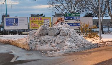 Studenti in strada per togliere il ghiaccio 
