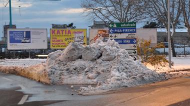 Studenti in strada per togliere il ghiaccio