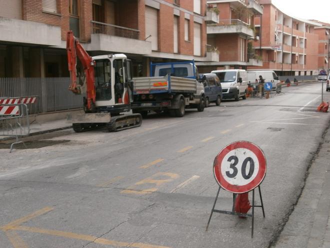 Via Fermi, lavori per i nuovi allacci alla rete del gas 