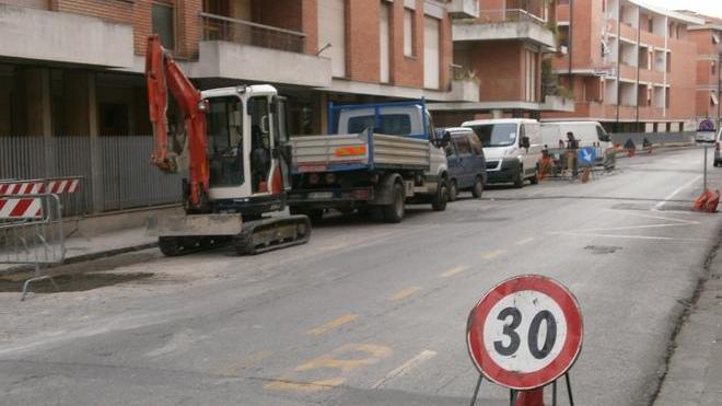Via Fermi, lavori per i nuovi allacci alla rete del gas