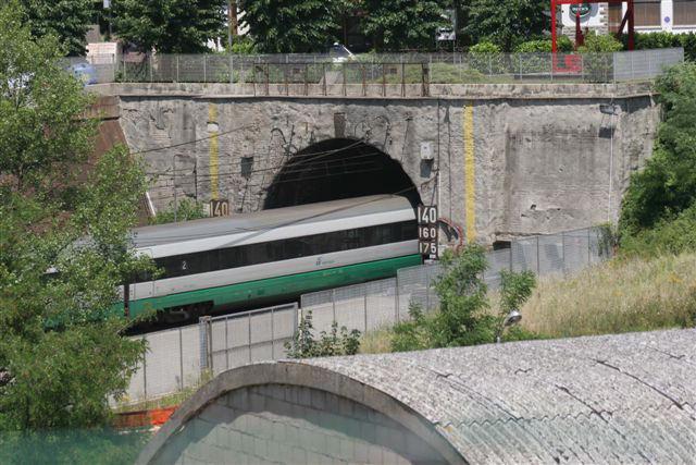 Cade la linea elettrica, stop di tre ore ai treni 