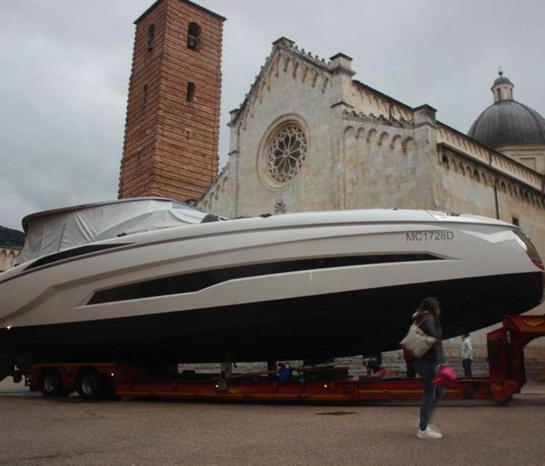 Attracco dello yacht più ostico del previsto in piazza Duomo e scoppia la polemica