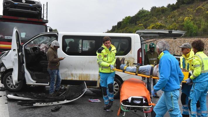 Triplo tamponamento con 20 mezzi e 18 feriti