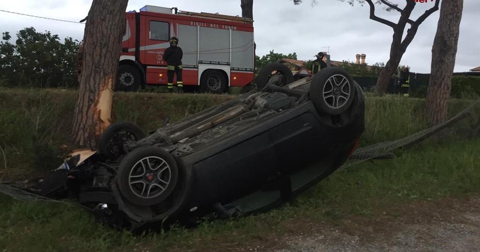 Ragazza cappotta con l’auto