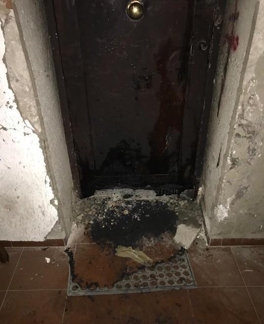 Torna a casa nella notte e trova il portone in fiamme 