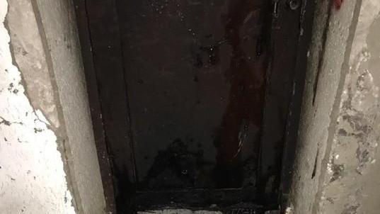 Torna a casa nella notte e trova il portone in fiamme