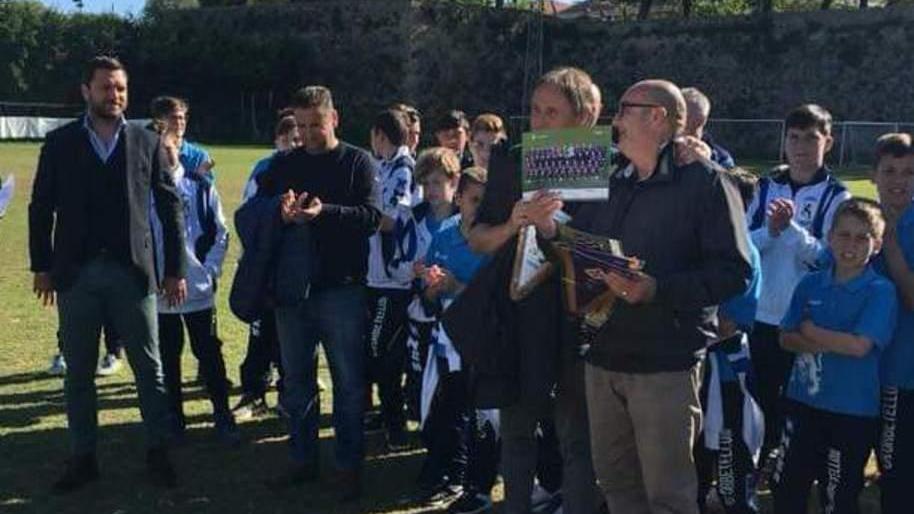 Il Viola Day a Orbetello con la scuola calcio e lo scambio di gagliardetti
