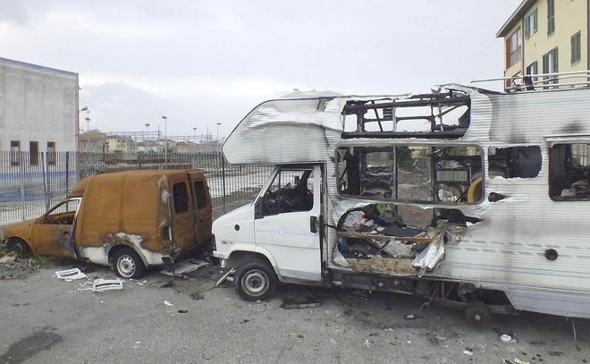 Quei veicoli bruciati e abbandonati in un parcheggio