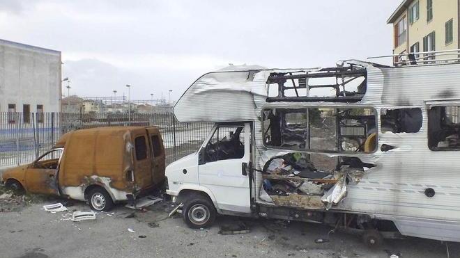 Quei veicoli bruciati e abbandonati in un parcheggio