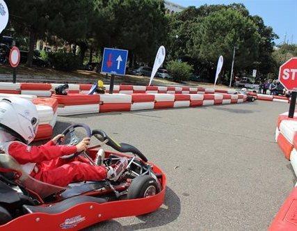 Pista di go-kart Piloti maestri per un corso di guida sicura