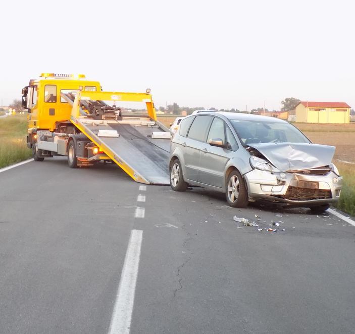 Scontro frontale tra auto Due donne all’ospedale 