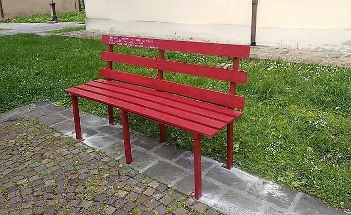 Fu uccisa dal marito In ricordo di Raachida una panchina rossa 