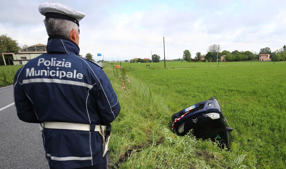 L’asfalto è scivoloso Donna in auto nel fosso Ferita in modo lieve 