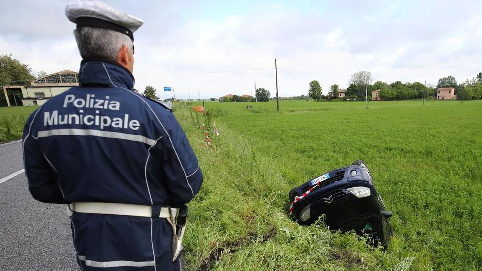 L’asfalto è scivoloso Donna in auto nel fosso Ferita in modo lieve