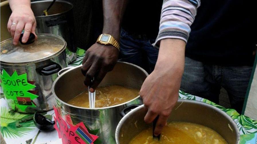 Riecco la zuppa popolare e gratis Al Pilastro tutti a mescolare