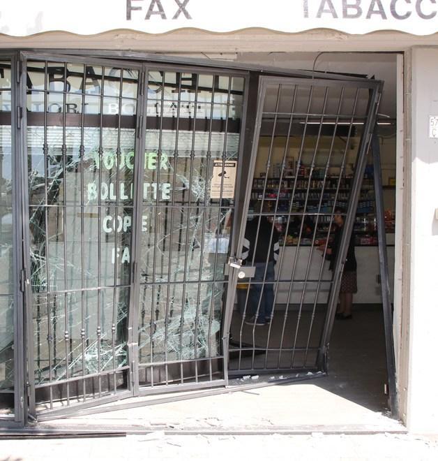 Furgone contro la tabaccheria «In 3 minuti una devastazione» 