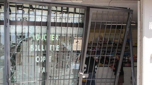 Furgone contro la tabaccheria «In 3 minuti una devastazione»