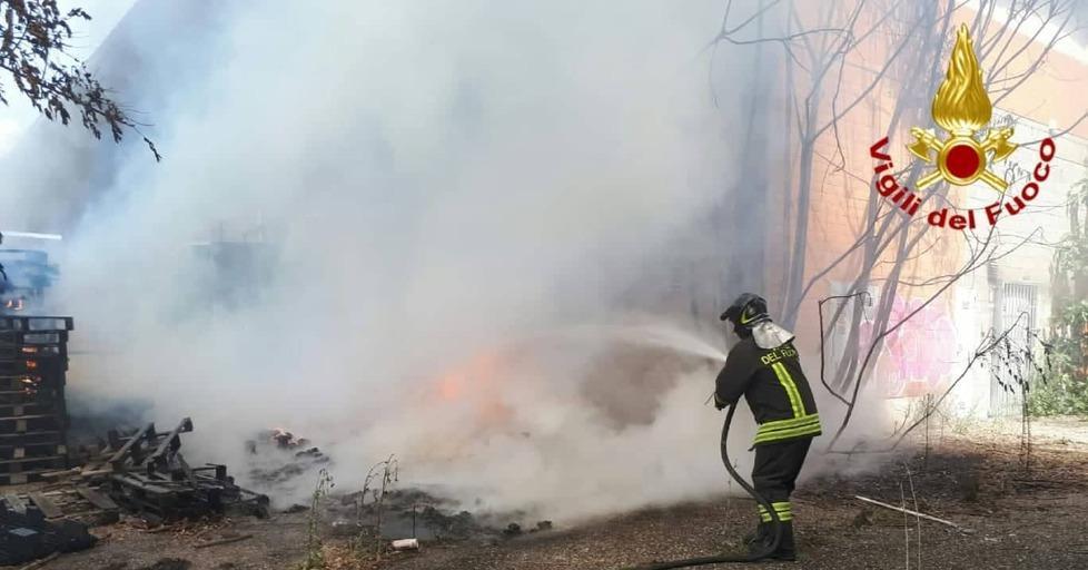 Paura dietro la parrocchia Brucia un capannone e un rifugio per senzatetto