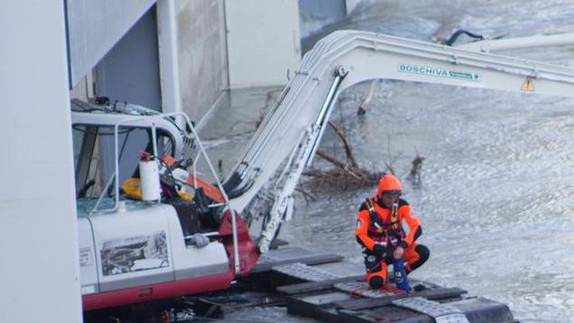 Modena, fiume Panaro. Escavatore anfibio si incastra nella diga Salvato un operaio