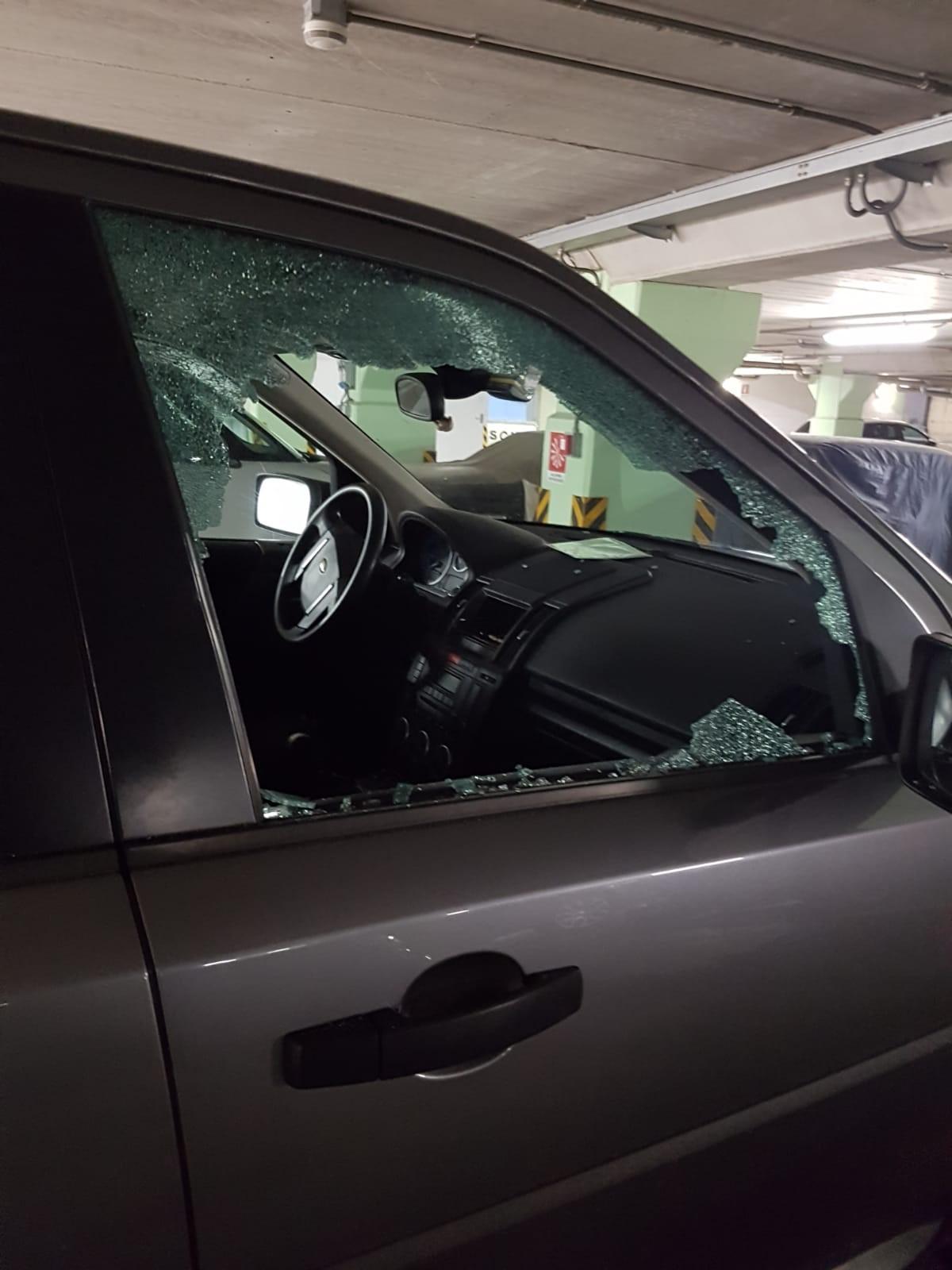 Una delle auto danneggiate al Serraglio