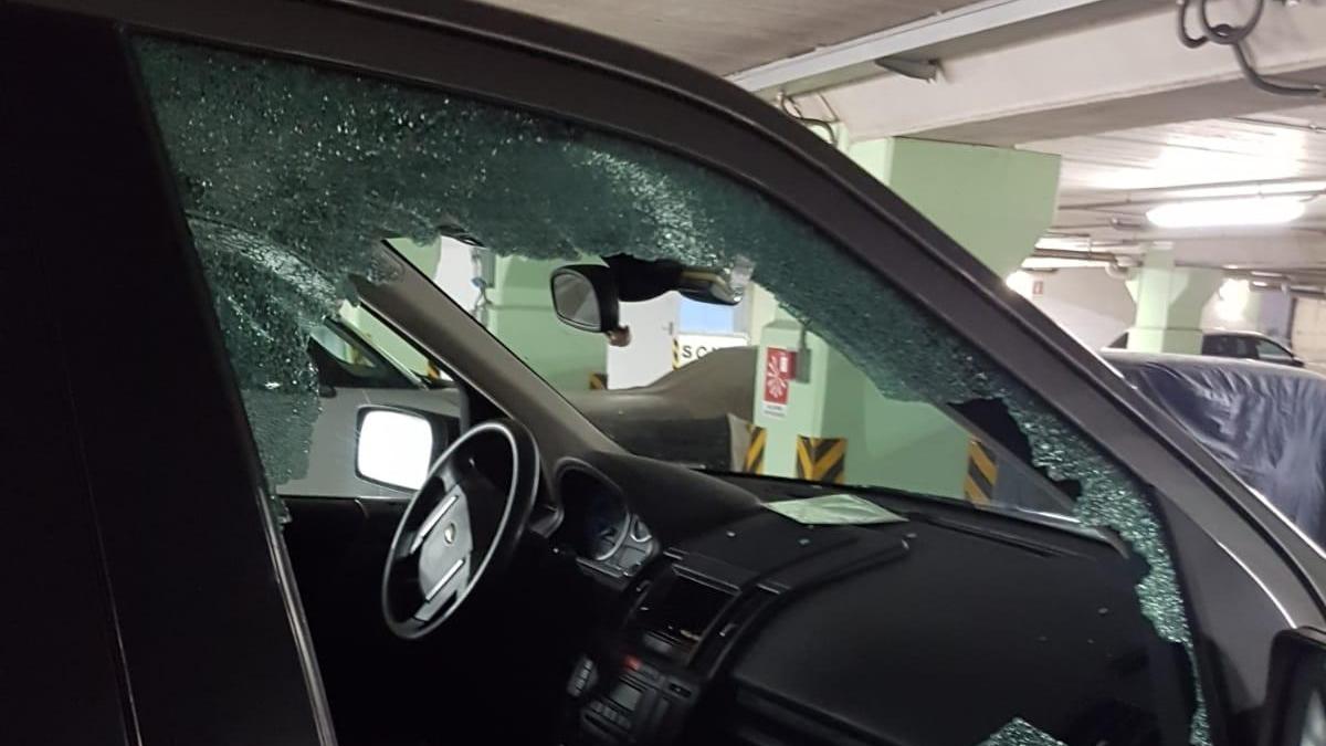 Una delle auto danneggiate al Serraglio
