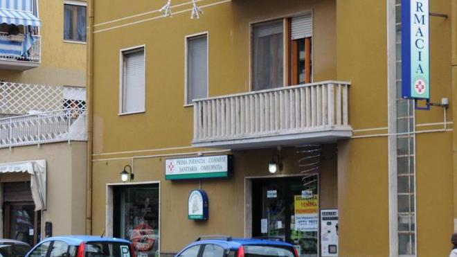 La rabbia della “dirimpettaia” che vende parafarmaci