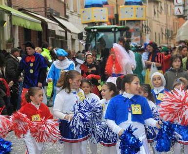 Fate largo, passano i carri del Carnevaletto 