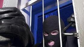Via dall’appartamento con soldi e gioielli