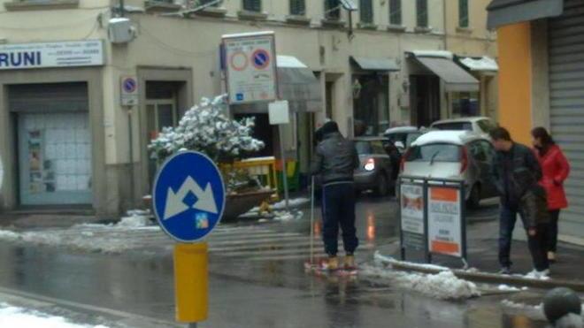 A passeggio in centro sugli sci