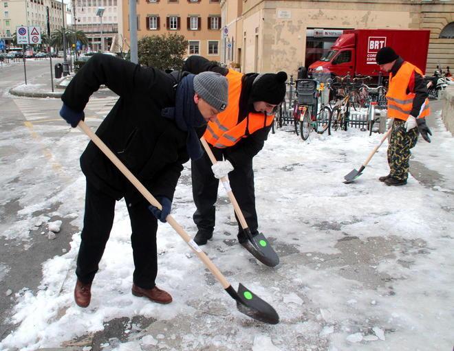 Studenti a spalare la neve: «Aiutiamo la città» 