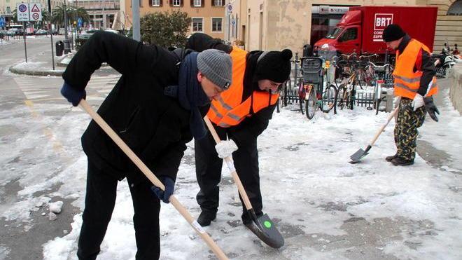 Studenti a spalare la neve: «Aiutiamo la città»