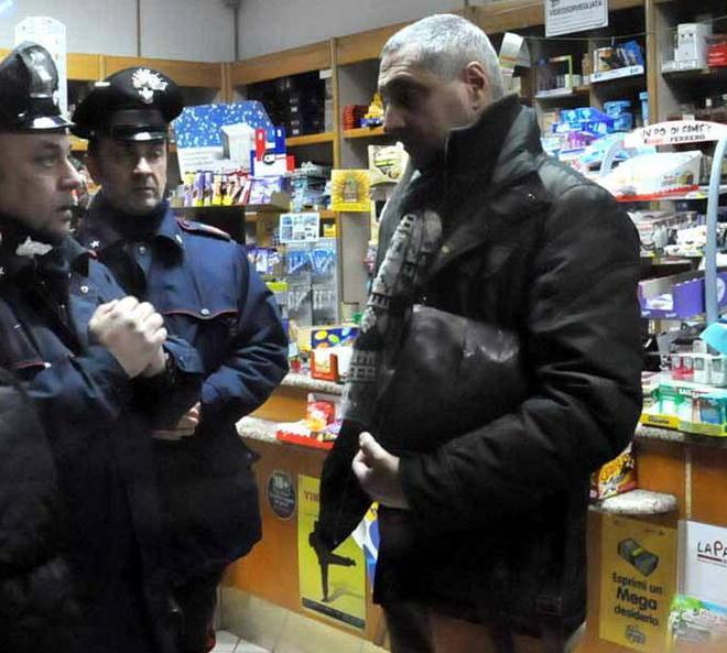 Rapinano una tabaccheria e fuggono in bicicletta 