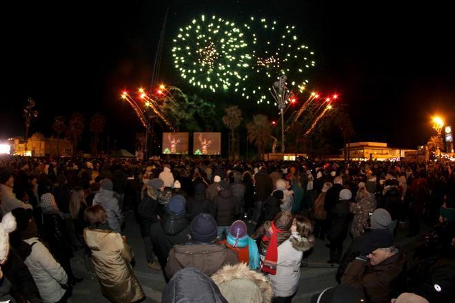 Maschere e fuochi d’artificio aprono il Carnevale 