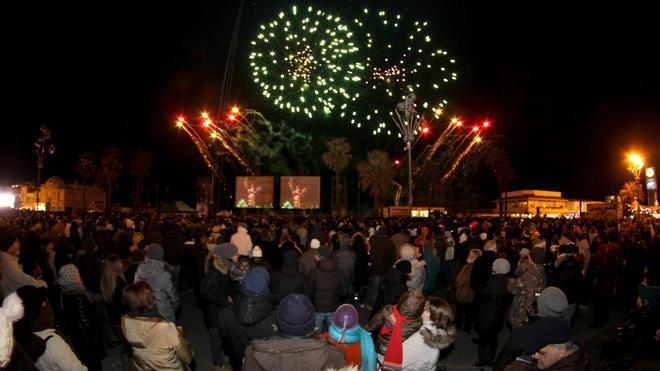 Maschere e fuochi d’artificio aprono il Carnevale