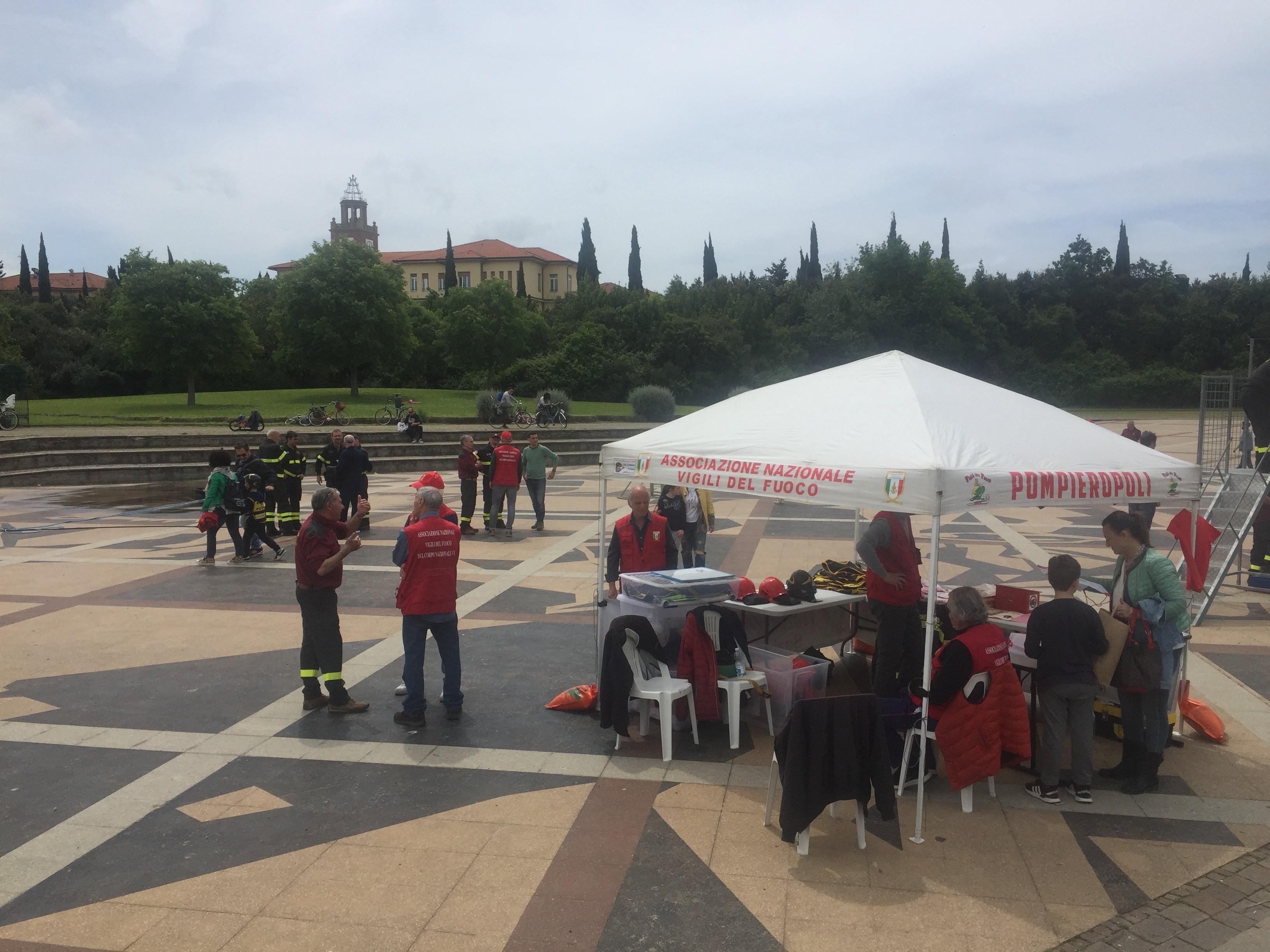 Vigili del fuoco e i bambini con le famiglie al Parterre