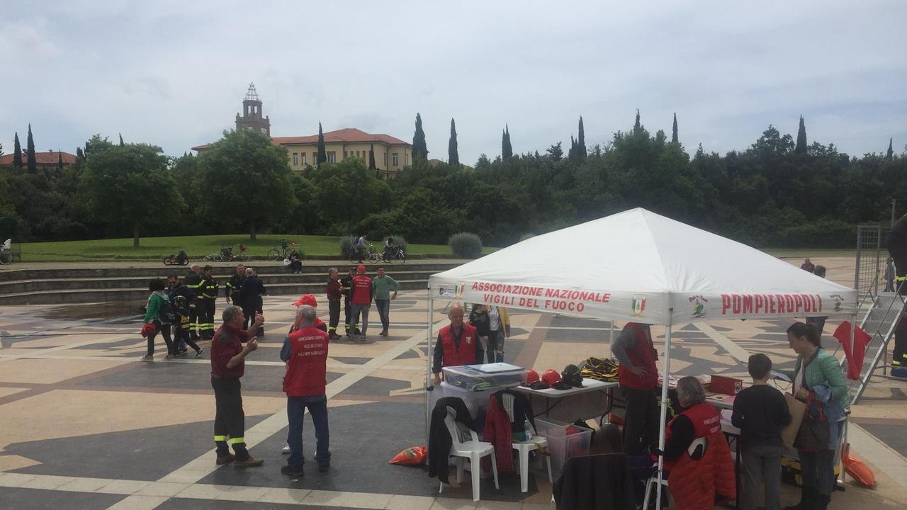 Vigili del fuoco e i bambini con le famiglie al Parterre