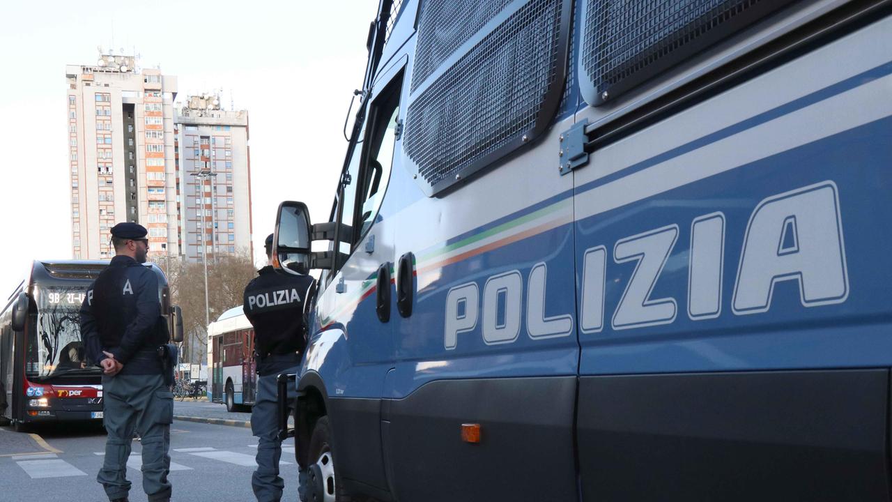 Colpisce al volto il "rivale" con una testata, stalker in manette