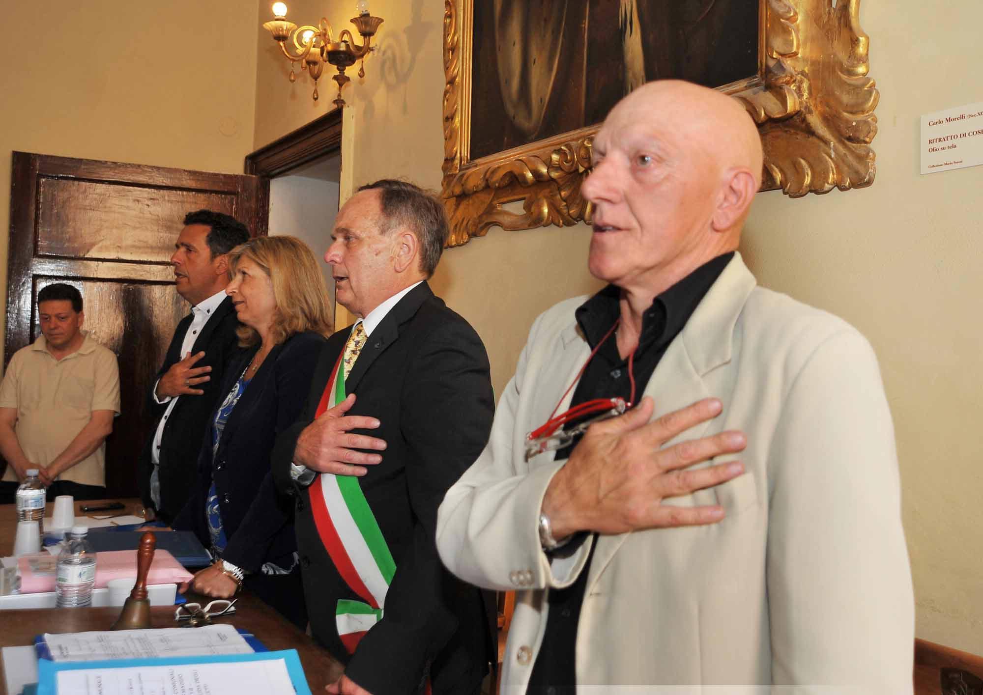 Il sindaco firma l’ordinanza, l’assessore rimette la delega