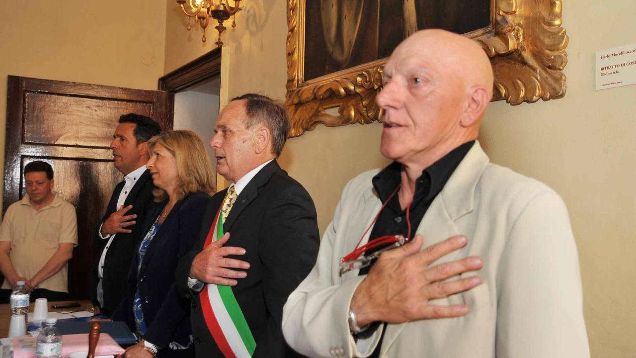 Il sindaco firma l’ordinanza, l’assessore rimette la delega