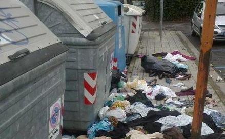 Quella discarica sul marciapiede in via Antoni