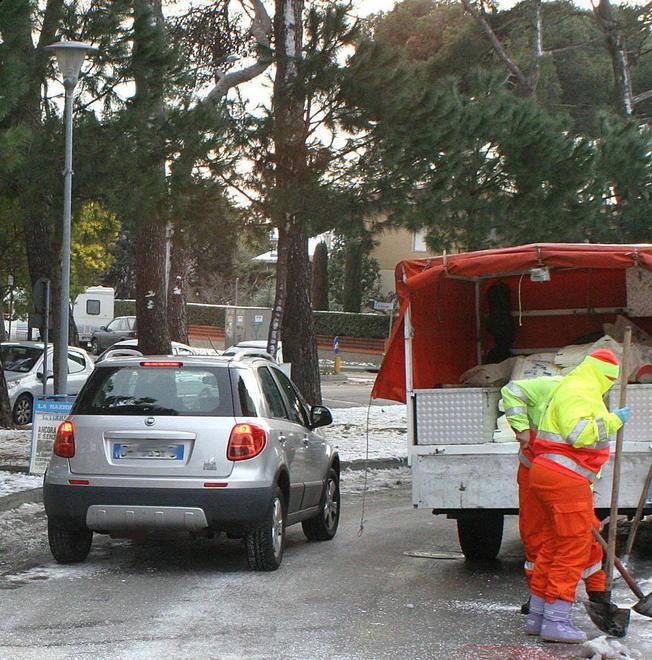 55 tonnellate di sale sparse sulle strade il ghiaccio fa paura 