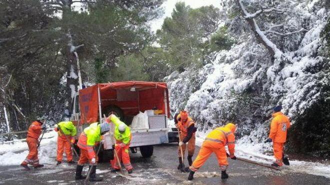 Isolato dentro il maneggio E il ghiaccio blocca 8 famiglie