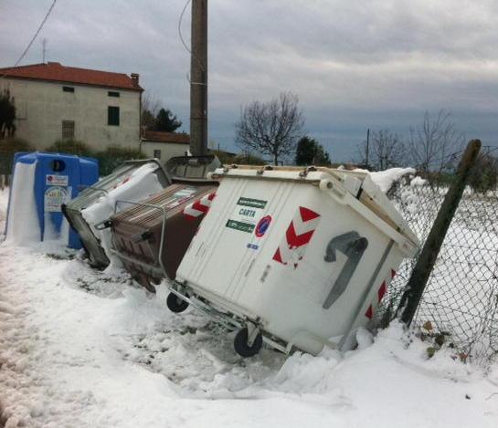 Sulle strade dune di neve oltre al gelo il vento forte 