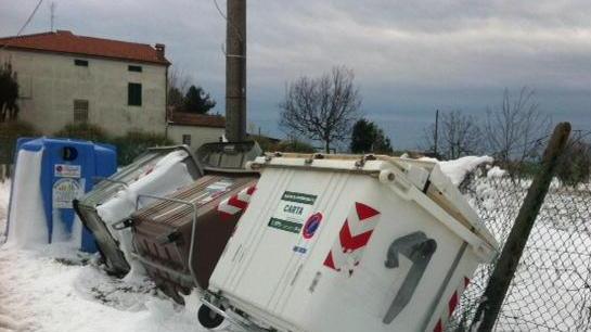 Sulle strade dune di neve oltre al gelo il vento forte