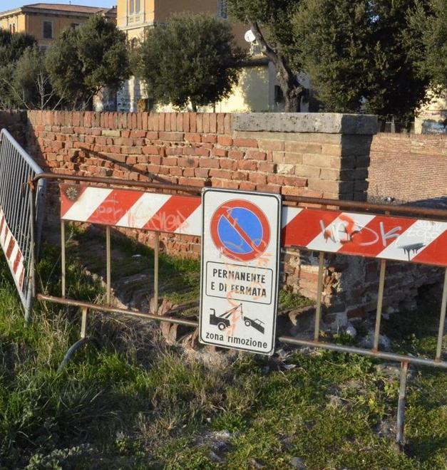 Le transenne sono ancora lì