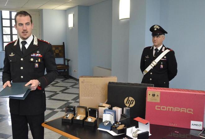 Shopping di Natale con carte clonate Cinque in manette