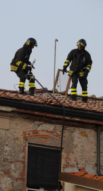Brucia la caldaia In fiamme il tetto di due abitazioni 